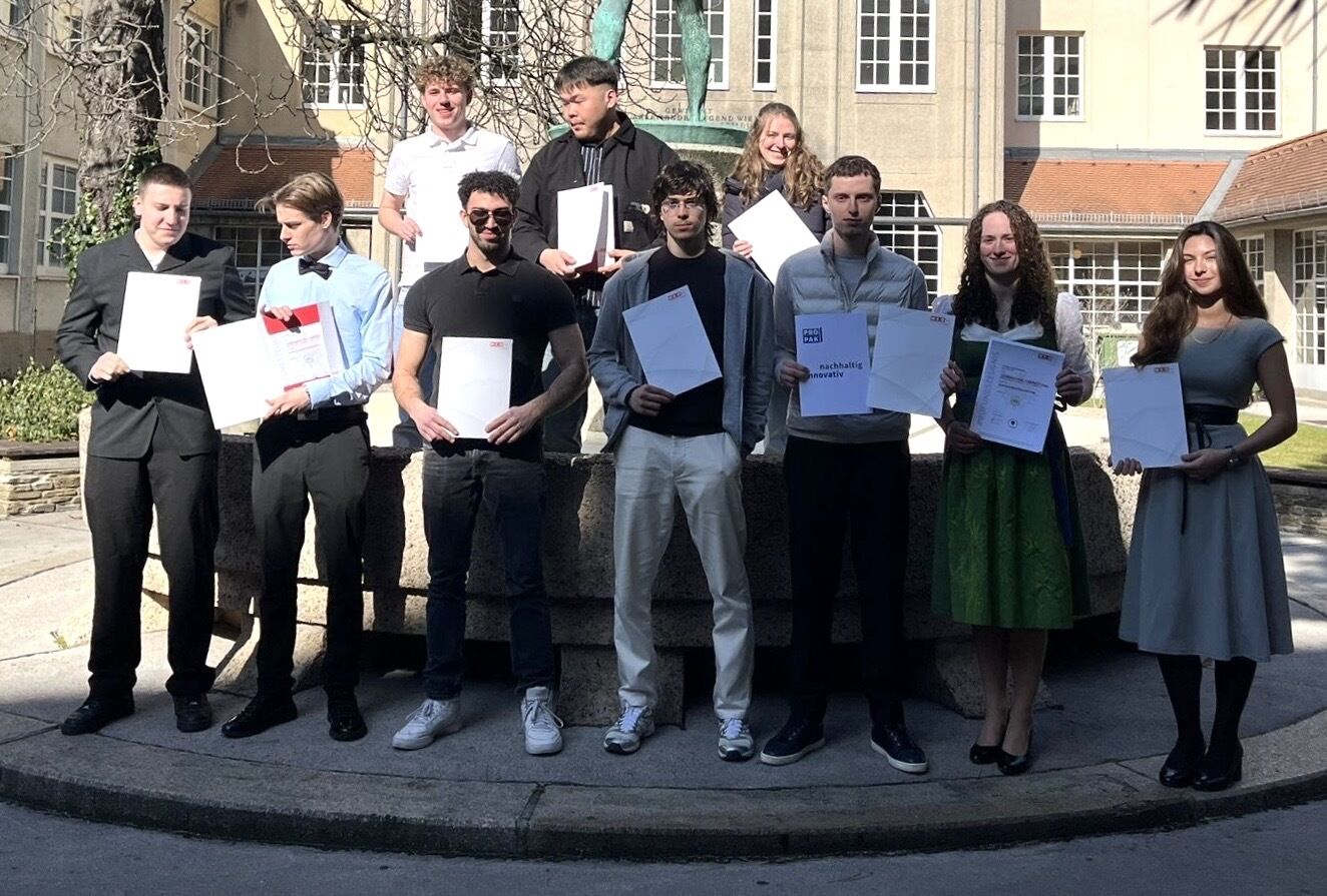 Erfolgreicher Lehrabschluss im Bereich Wellpappe. Foto © PROPAK